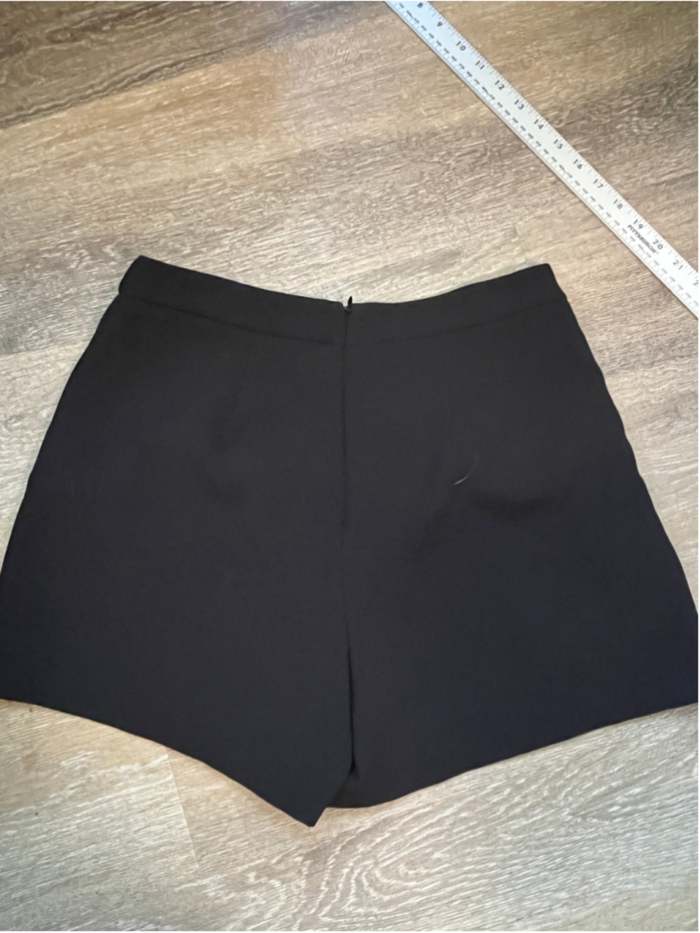 Women's BOLD elements Black High Waist Shorts with Gold Chain, Size 8 - Picture 8 of 10